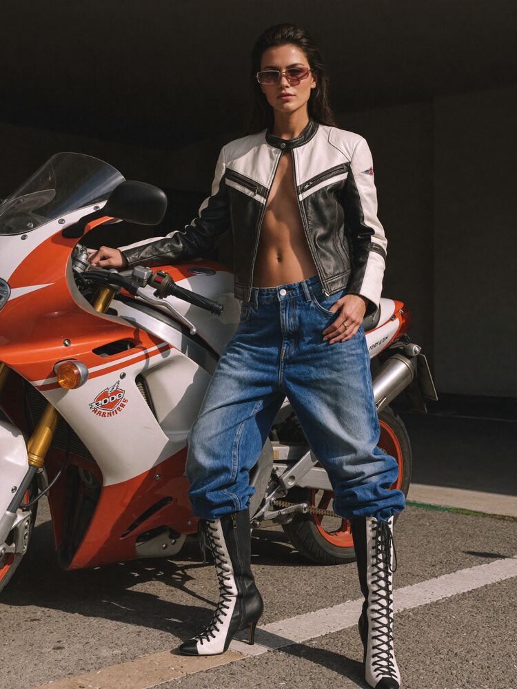 Femme avec la moto — La base