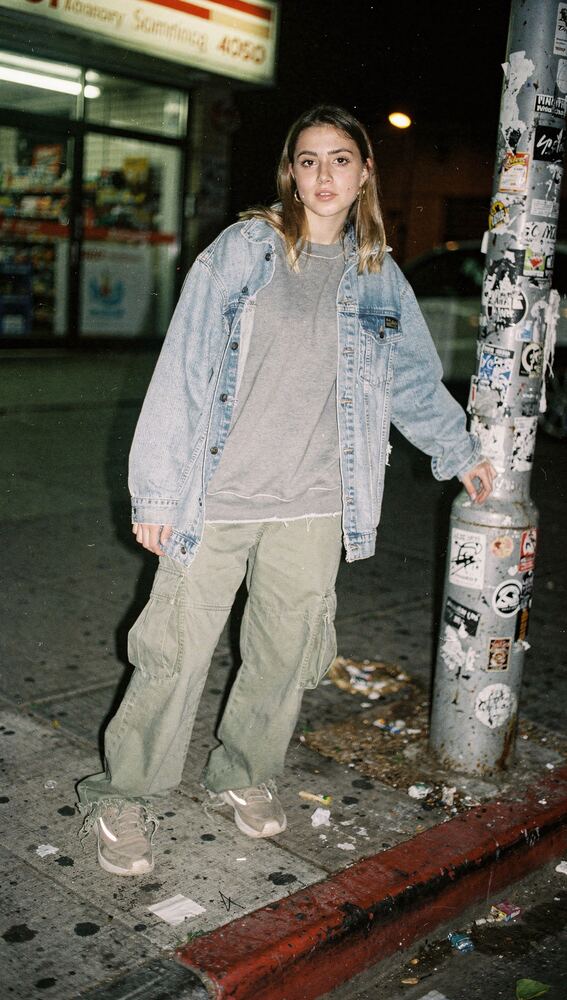Femme streetwear dans la rue — La base