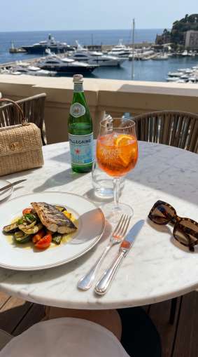 Repas dans un restaurant à Monaco — La base